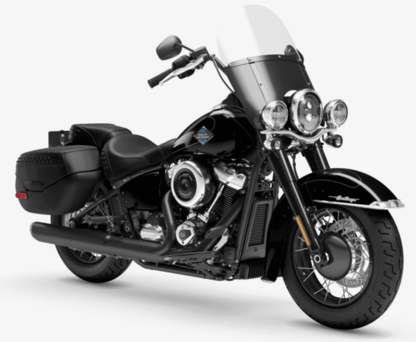 Moto Harley-Davidson nera, vista frontale, con borse laterali.
