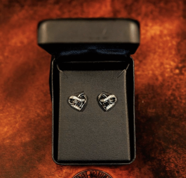 Orecchini a cuore intrecciato, neri e bianchi, in confezione regalo.