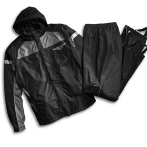 Completo antipioggia nero con giacca e pantaloni.