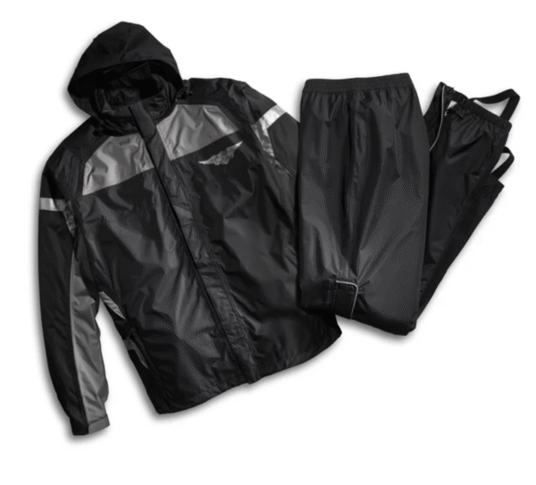 Completo antipioggia nero con giacca e pantaloni.
